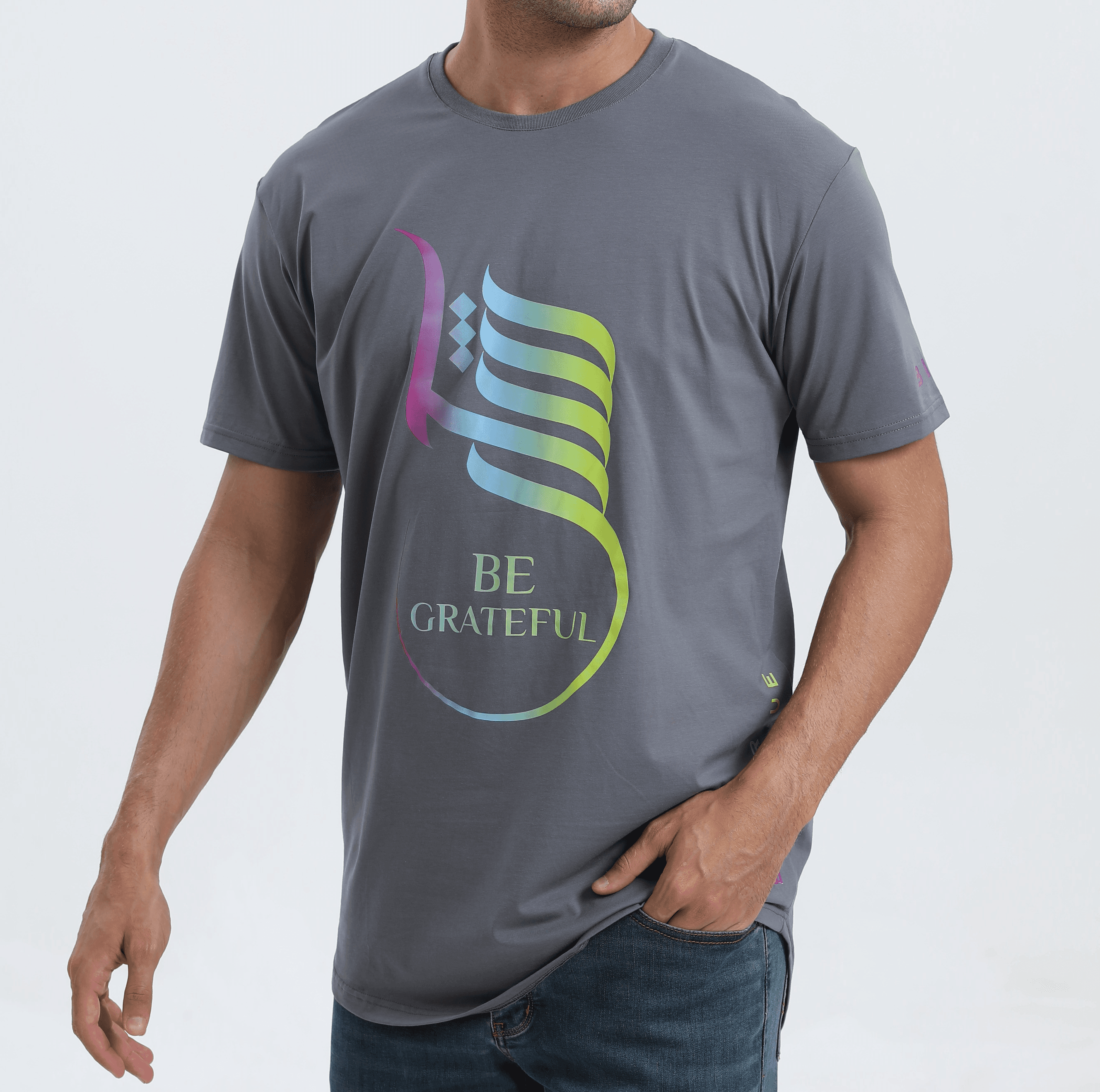 Vertical Arabic Calligraphy Be Grateful (T-Shirt)